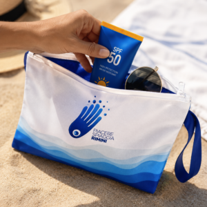 Pochette da spiaggia impermeabile Piacere Spiaggia Rimini, bianca con dettagli blu, ideale per smartphone e accessori da mare.
