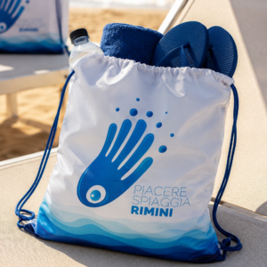Sacca mare impermeabile Piacere Spiaggia Rimini: leggera, capiente e resistente all'acqua. Porta telo, ciabatte e accessori in spiaggia.